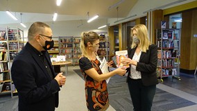 Na zdjęciu od lewej: dyrektor KBP Dariusz Pawlikowski,  Emilia Raczyńska - Mistrzyni Pięknego Czytan