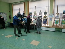 na zdjęciu operator z kamerą, dziennikarka i jedna z malarek udzielająca wywiadu