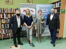 Członkini grupy nieformalnej, przedstawiciele Stowarzyszenia Osób Niepełnosprawnych „Ikar” i pani wi