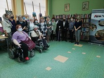 Wspólne zdjęcie uczestników wernisażu