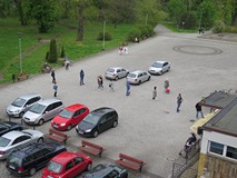 Na zdjęciu: Widok kolejki czytelników na placu Polonii przed Koszalińską Biblioteką Publiczną po otw