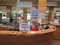 Na zdjęciu: Widok wypożyczalni Koszalińskiej Biblioteki Publicznej otwartej w rygorze pandemii