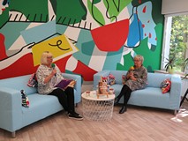 Na zdjęciu: od lewej Magda Omilianowicz rozmawia z Ireną Śliwińską na tle kolorowej ściany