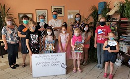 Na zdjęciu: Będzińscy laureaci Powiatowego konkursu plastycznego  „Ilustrujemy Baśnie braci Grimm” w