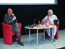 Na zdjęciu od lewej: Cezary Harasimowicz rozmawia z Magdą Omilianowicz w Koszalińskiej Bibliotece Pu