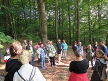 Na zdjęciu Grupa cztelników na spacerze śladami tajemnic Góry Chełmskiej w Koszalinie