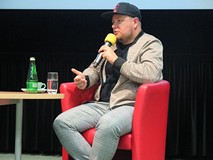 Bartłomiej Skubisz - Eskaubei na spotkaniu  w Koszalińskiej Bibliotece Publicznej