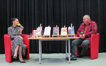 Od lewej: Ałbena Grabowska siedzi na czerwonym fotelu, dalej prowadzący Piotr Pawłowski,...