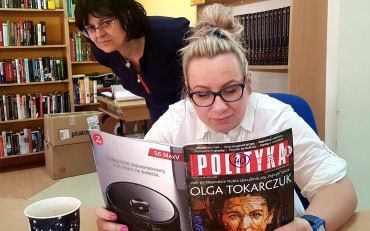 Bibliotekarki przeglądają czasopismo Polityka