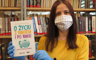 Bibliotekarka prezentuje publikację „O życiu z rakiem i po raku: Praktyczny poradnik dla...