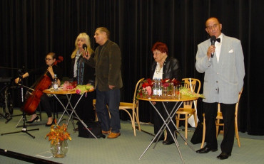 Na zdjęciu: Krajowe Bractwo Literackie w KBP. Druga od prawej to Regina Adamowicz.