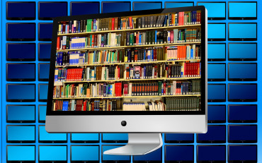 Na zdjęciu widoczny ekran monitora , a w nim książki. Źródło zdjęcia: Pixabay.pl