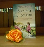 na zdjęciu książka Emma Rous Bliźnięta znad klifu