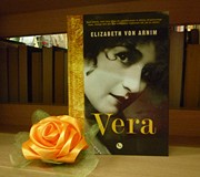 na zdjęciu książka Elizabeth von Arnim Vera