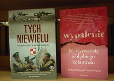 na zdjęciu książki, od lewej strony Piotr Sikora Tych niewielu, Emily Nagoski, Amelia Nagoski Wypale