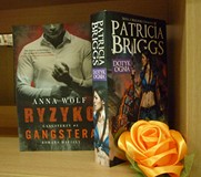 na zdjęciu książki, od lewej strony Anna Wolf Ryzyko gangstera, Patricia Briggs Dotyk ognia