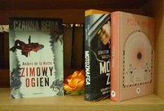 na zdjęciu książki, od lewej strony Anders de la Motte Zimowy ogień, Sebastian Kraszewski Motoznafca