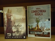 na zdjęciu książki, od lewej strony Amy Harmon Z piasku i popiołu, Dorota Combrzyńska-Nogala Restaur