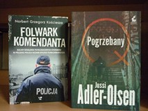 na zdjęciu książki, od lewej strony Norbert Grzegorz Kościesza Folwark komendanta, Jussi Adler-Olsen