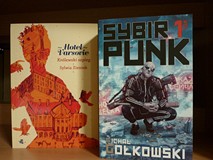 na zdjęciu książki, od lewej strony Sylwia Zientek Królewski szpieg, Michał Gołkowski Sybirpunk