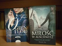na zdjęciu książki, od lewej strony Joanna Wtulich Ogień i lód, Francesca Paci Miłośc w Auschwitz