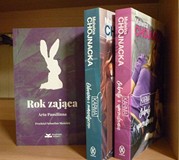 na zdjęciu książki, od lewej strony Arto Paasilinna Rok zająca, Malwina Chojnacka Karma. Odważne i r