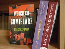 na zdjęciu książki, od lewej strony Wojciech Chmielarz Prosta sprawa, Małgorzata Mroczkowska Dzienni