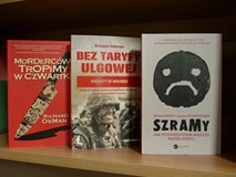 na zdjęciu książki, od lewej strony Richard Osman Morderców tropimy w czwartki, Grzegorz Kaliciak Be