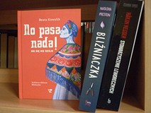 na zdjęciu książki, od lewej strony Beata Kowalik No pasa nada!, Natasha Preston Bliźniaczka, Hakan 