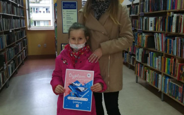 Julka z mamą i dyplomem za udział w akcji Mała książka - Wielki Człowiek