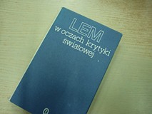 na zdjęciu książka 