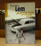 na zdjęciu książka Tomasza Lema 