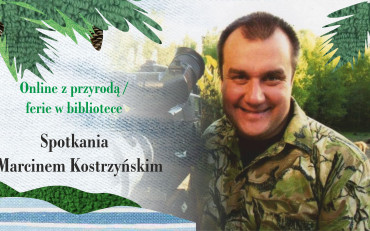 Na zdjęciu: Marcin Kostrzyński stoi z kamerą na tle zieleni. Napisy Online z...