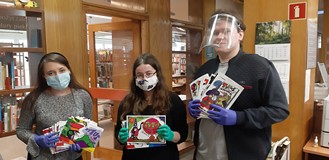 Bibliotekarki i bibliotekarz KBP prezentują komiksy Henryka Jerzego Chmielewskiego dostępne w zasoba