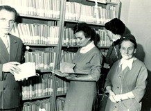 Maria Pilecka (pierwsza po prawej) z bibliotekarzami podczas otwarcia biblioteki w Dobrzycy, 1949 r.