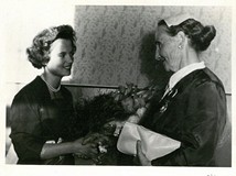 Najstarsza stażem bibliotekarka - Maria Pilecka otrzymuje bukiet kwiatów od koleżanki Barbary Maleps
