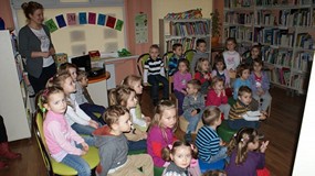 Przedszkolaki i pierwsza wizyta w bibliotece