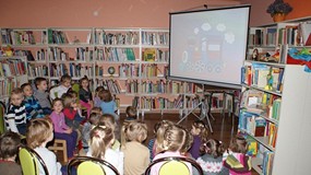 Przedszkolaki i pierwsza wizyta w bibliotece