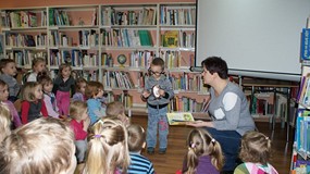 Przedszkolaki i pierwsza wizyta w bibliotece