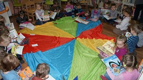 Przedszkolaki i pierwsza wizyta w bibliotece