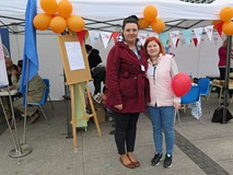 Ania Wieczorek oraz Marta Tomaszewska na stoisku bookcrossingowym