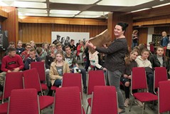 Ania Wieczorek podczas lekcji bibliotecznej na temat życia i twórczości Alfreda Szklarskiego