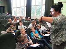 Ania Wieczorek podczas lekcji bibliotecznej z uczniami szkoły podstawowej