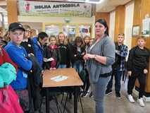 Ania Wieczorek z młodzieżą podczas akcji Nastolatki w Bibliotece