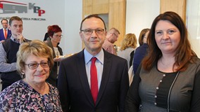 Święto Bibliotekarza. Od lewej na zdjęciu: Teresa Miękus, Dyrektor KBP Dariusz Pawlikowski, Ania Wie