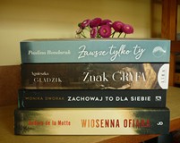 na zdjęciu książki ułożone na stos, od dołu Andersa de la Motte 