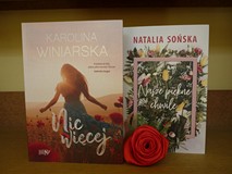 na zdjęciu książki, od lewej strony Karolina Winiarska 