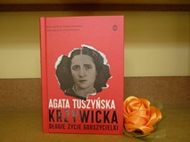 na zdjęciu książka Agata Tuszyńska 