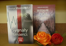 na zdjęciu książki, od lewej strony Anna Kłodzińska 