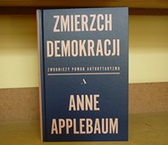 na zdjęciu książka Anne Applebaum 